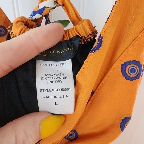 KLd-Signature backless w/thin criss cross straps on back. Deep v-neck Vibrant - Picture 12 of 14